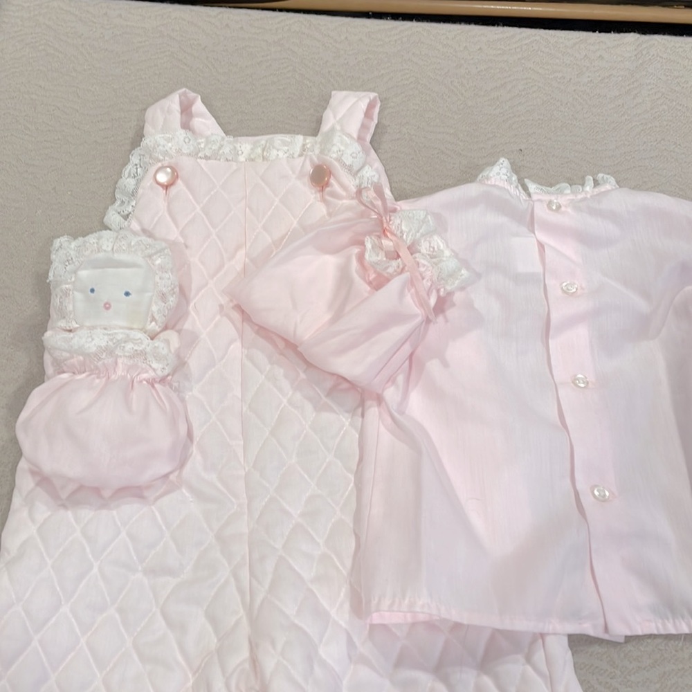 Vintage! Pink 3 piece overall, shirt & doll baby set, baby 9-12 months - Picture 3 of 12